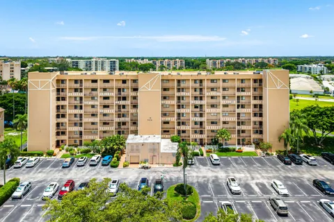 $215,000 | 7076 Huntington Lane, Unit 502, Delray Beach, FL 33446
