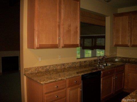 111 Oakbridge Drive Rochester, MI 48306 - Photo 7 of 19 100_7595.JPG
