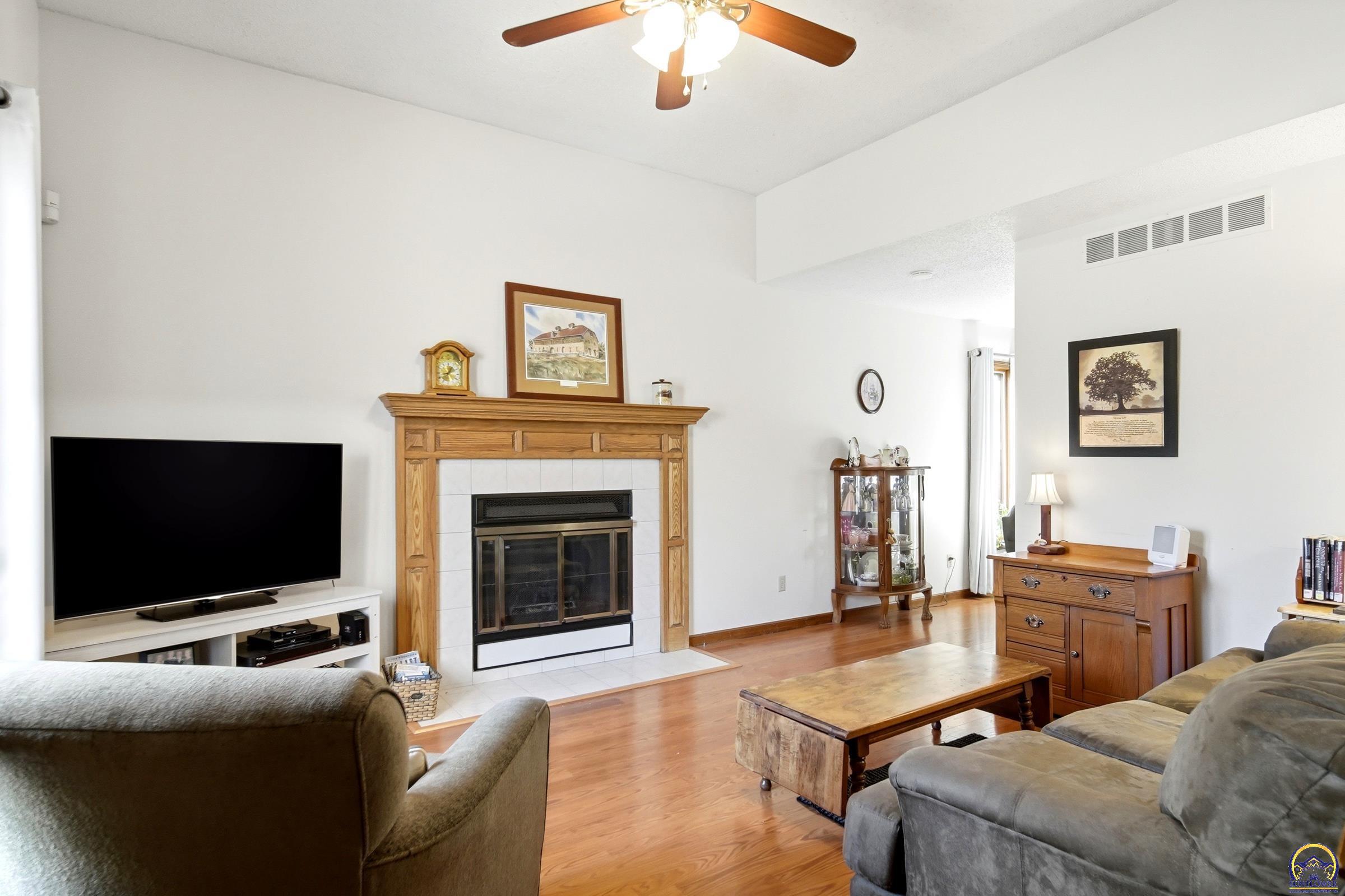 5561 Southwest Stonegate Court Topeka, KS 66606 - Photo 4 of 30