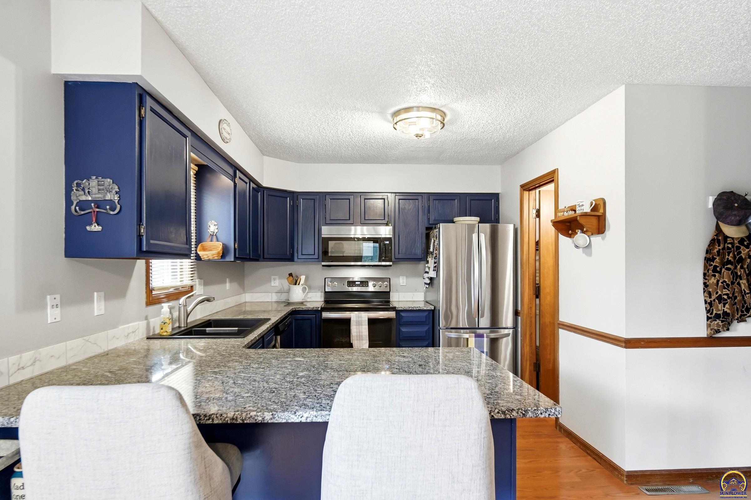 5561 Southwest Stonegate Court Topeka, KS 66606 - Photo 7 of 30