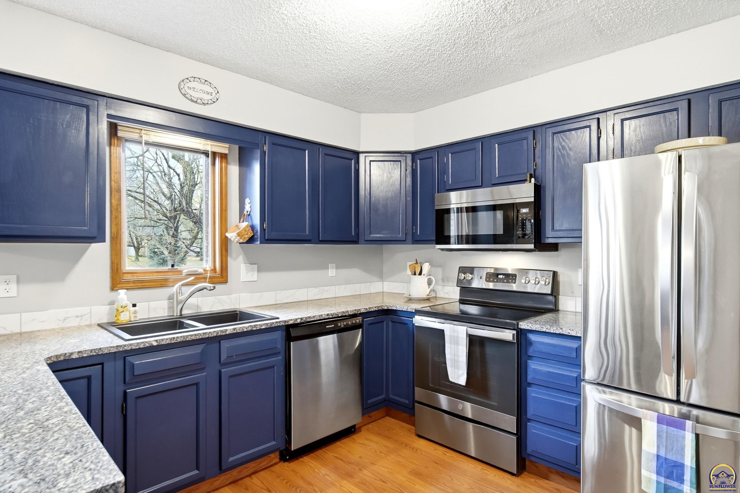 5561 Southwest Stonegate Court Topeka, KS 66606 - Photo 8 of 30