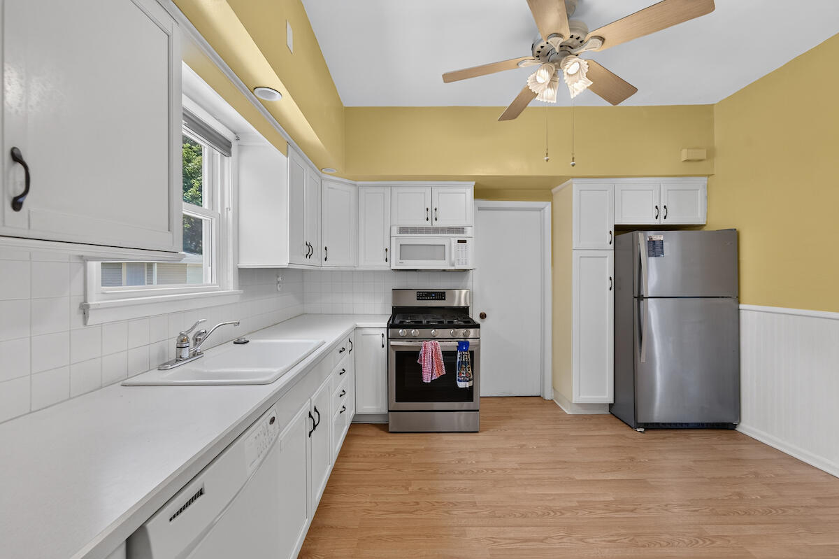 1526 Wisconsin Avenue Racine, WI 53403 - Photo 8 of 18 Kitchen
