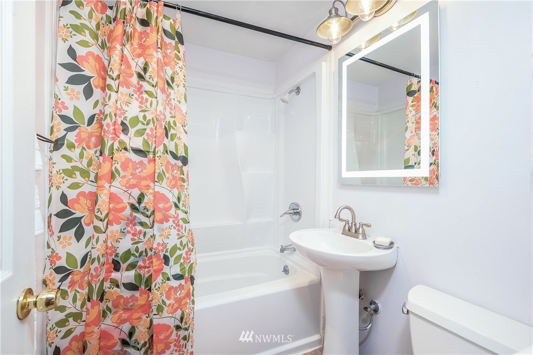 3619 Northeast 7th Place Renton, WA 98056 - Photo 17 of 23 Gallery Image 17