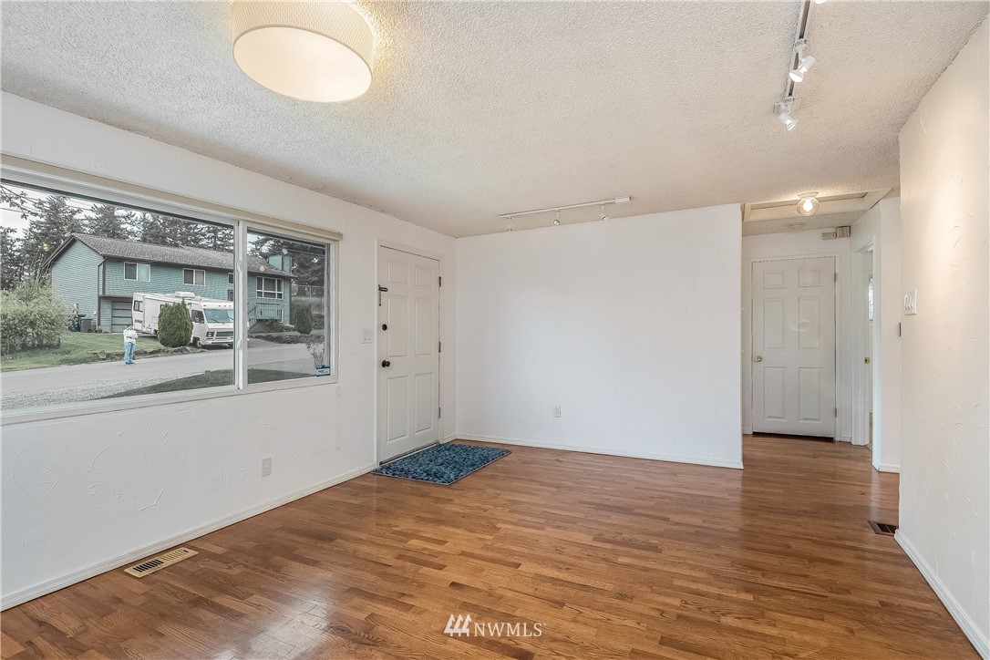 3619 Northeast 7th Place Renton, WA 98056 - Photo 4 of 23 Gallery Image 4