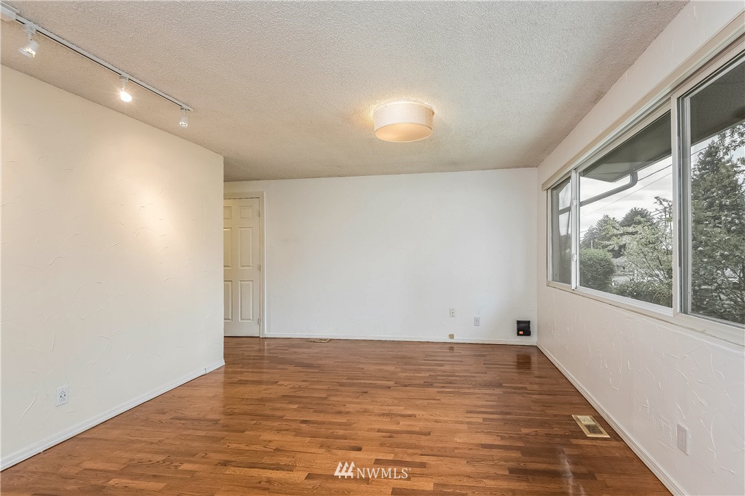3619 Northeast 7th Place Renton, WA 98056 - Photo 5 of 23 Gallery Image 5