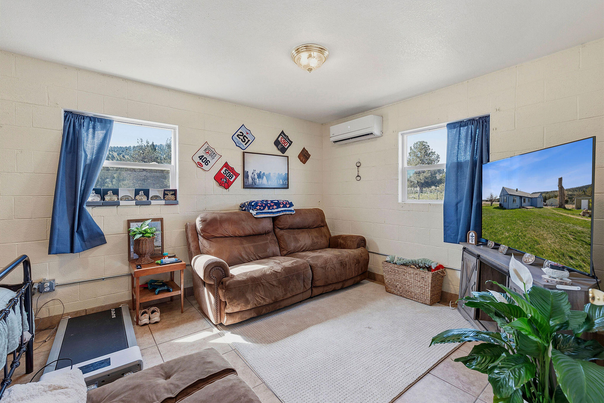 41221 Van Lake Road Prineville, OR 97754 - Photo 42 of 189 a living room with furniture and a flat screen tv