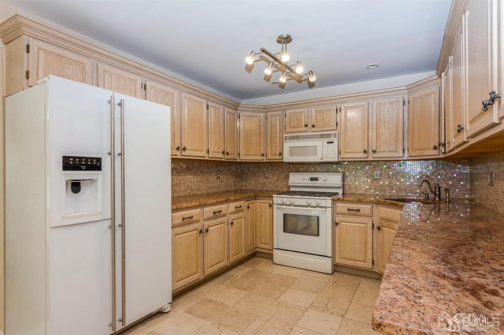 163 Coppertree Court Edison, NJ 08820 - Photo 6 of 33