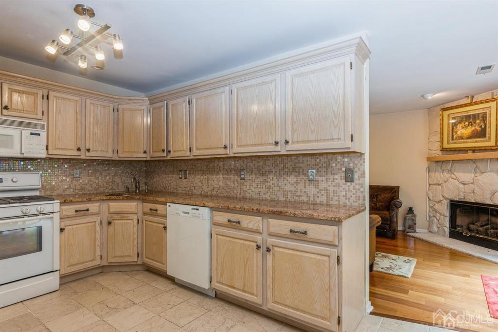 163 Coppertree Court Edison, NJ 08820 - Photo 7 of 33
