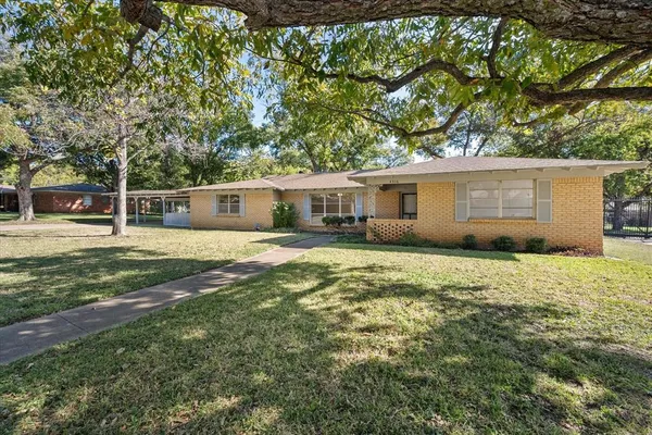 a view of a house with a backyard