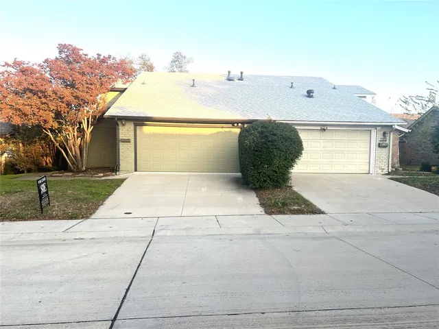 a view of a back yard of the house