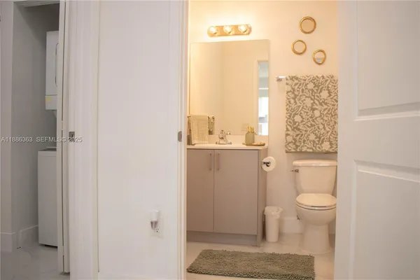$2,560 | 1455 West 29th Street, Unit 113, Hialeah, FL 33012