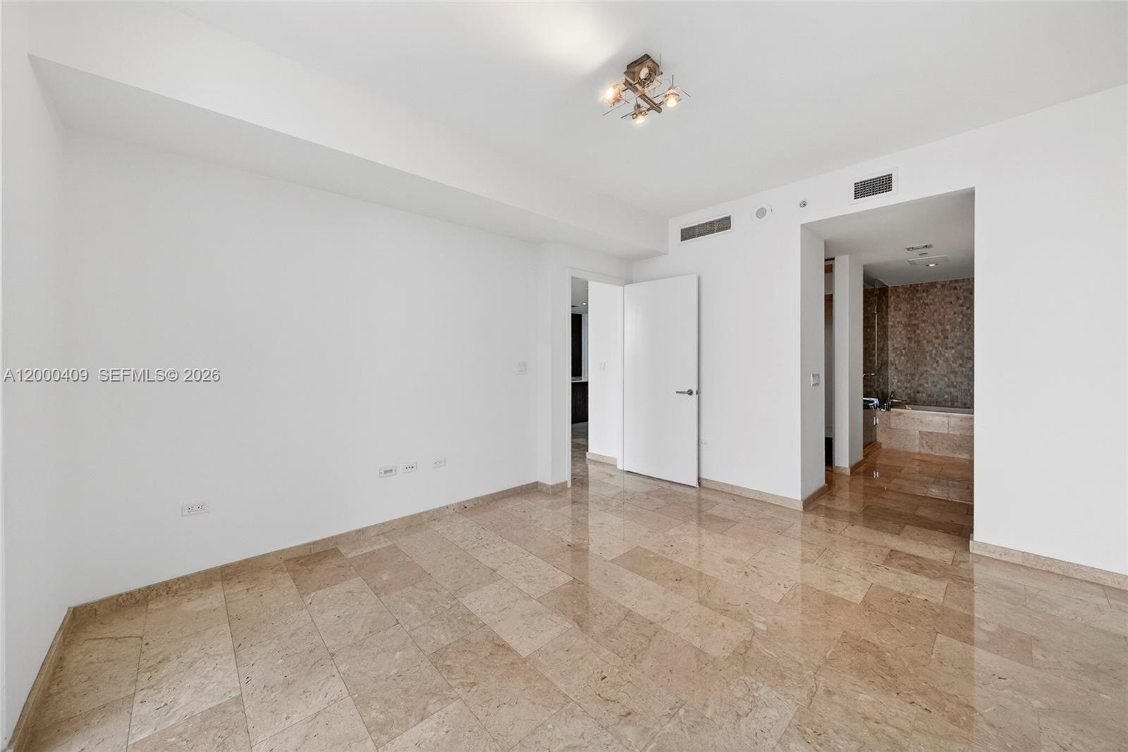 68 Southeast 6th Street, Unit 3906 Miami, FL 33131 - Photo 13 of 37