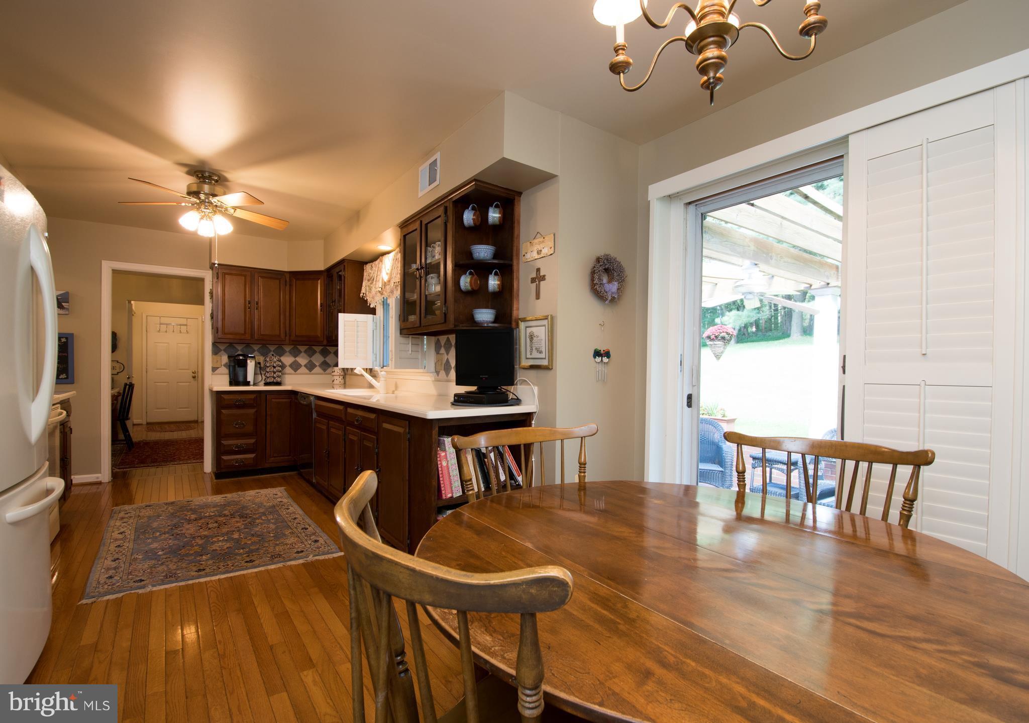 39501 Digges Valley Road Leesburg, VA 20175 - Photo 8 of 30 Kitchen/breakfast with sliding glass door to patio