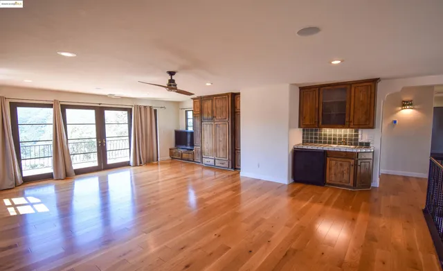 a view of livingroom with hardwood