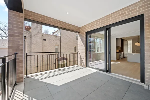 $1,700,000 | 1302 West Newport Avenue, Unit 1, Chicago, IL 60657