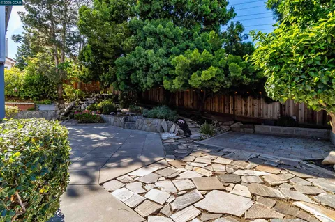 $1,325,000 | 220 Valley Glen Lane, Martinez, CA 94553