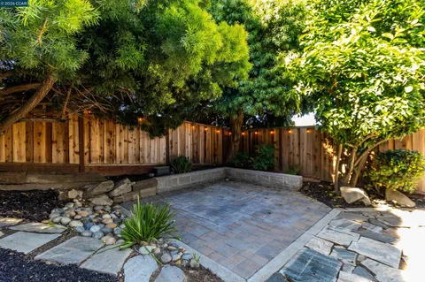 $1,325,000 | 220 Valley Glen Lane, Martinez, CA 94553