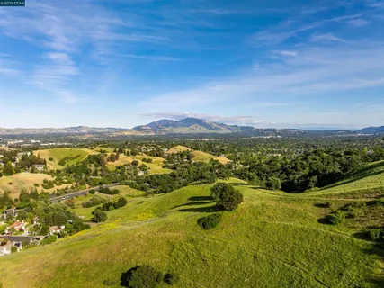 $1,325,000 | 220 Valley Glen Lane, Martinez, CA 94553