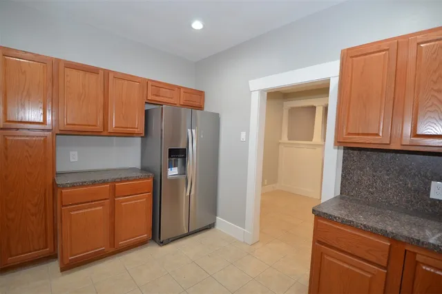 a view of empty room with window