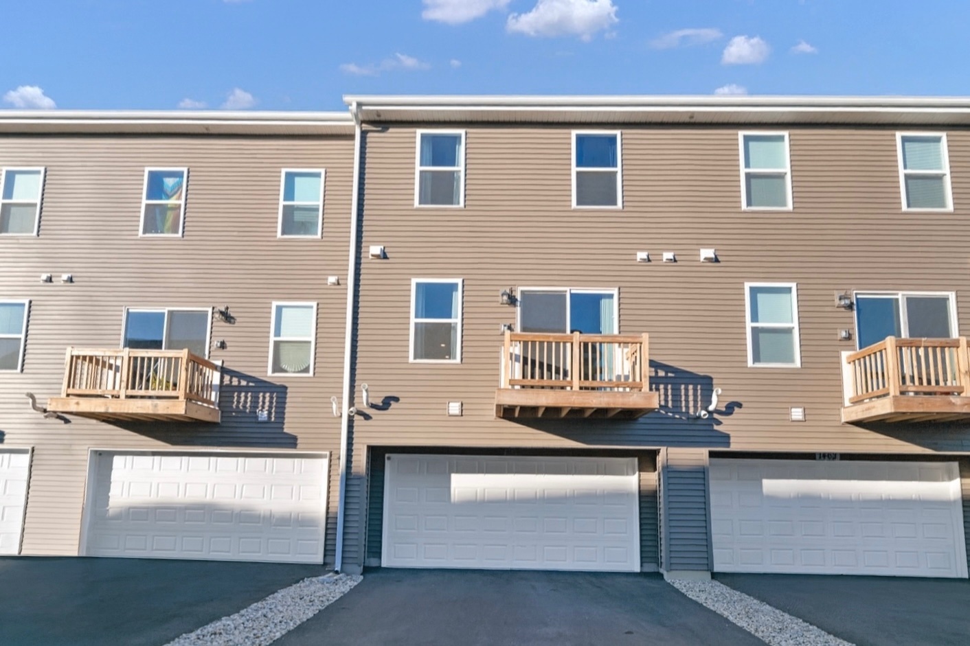 1464 Sequoia Way Hampshire, IL 60140 - Photo 4 of 31 a front view of a house with a garage