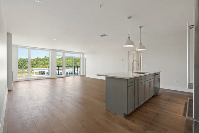 $950,000 | 267 Highway 1, Unit 306, Falmouth, ME 04105