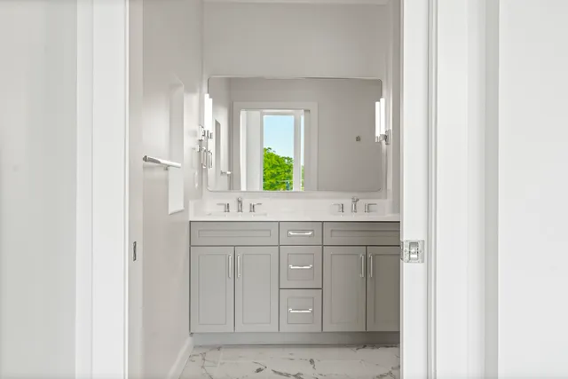 $950,000 | 267 Highway 1, Unit 306, Falmouth, ME 04105