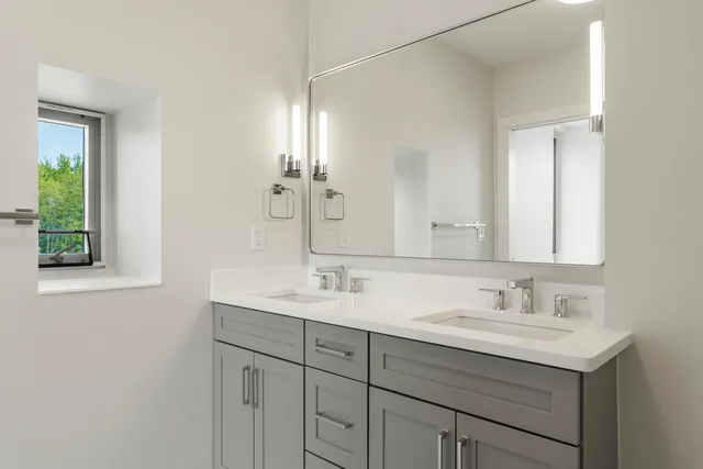 $950,000 | 267 Highway 1, Unit 306, Falmouth, ME 04105