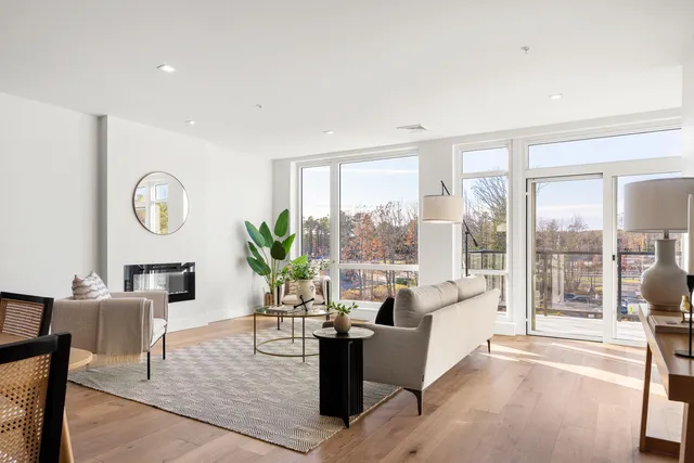 $950,000 | 267 Highway 1, Unit 306, Falmouth, ME 04105