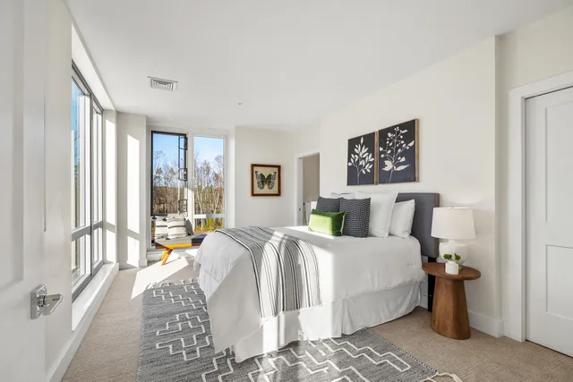 $950,000 | 267 Highway 1, Unit 306, Falmouth, ME 04105