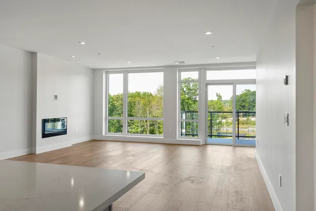 $950,000 | 267 Highway 1, Unit 306, Falmouth, ME 04105