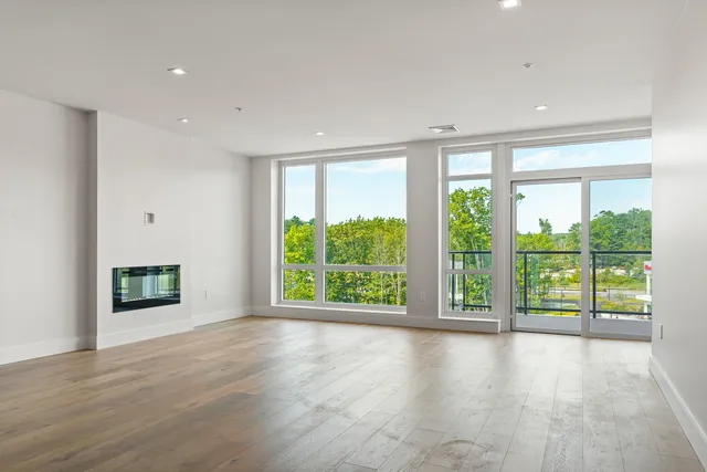 $950,000 | 267 Highway 1, Unit 306, Falmouth, ME 04105