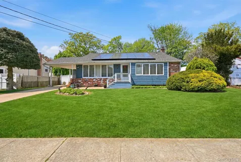 $699,000 | 23 Glenwood Lane, Huntington, NY 11743