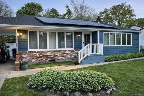 $699,000 | 23 Glenwood Lane, Huntington, NY 11743