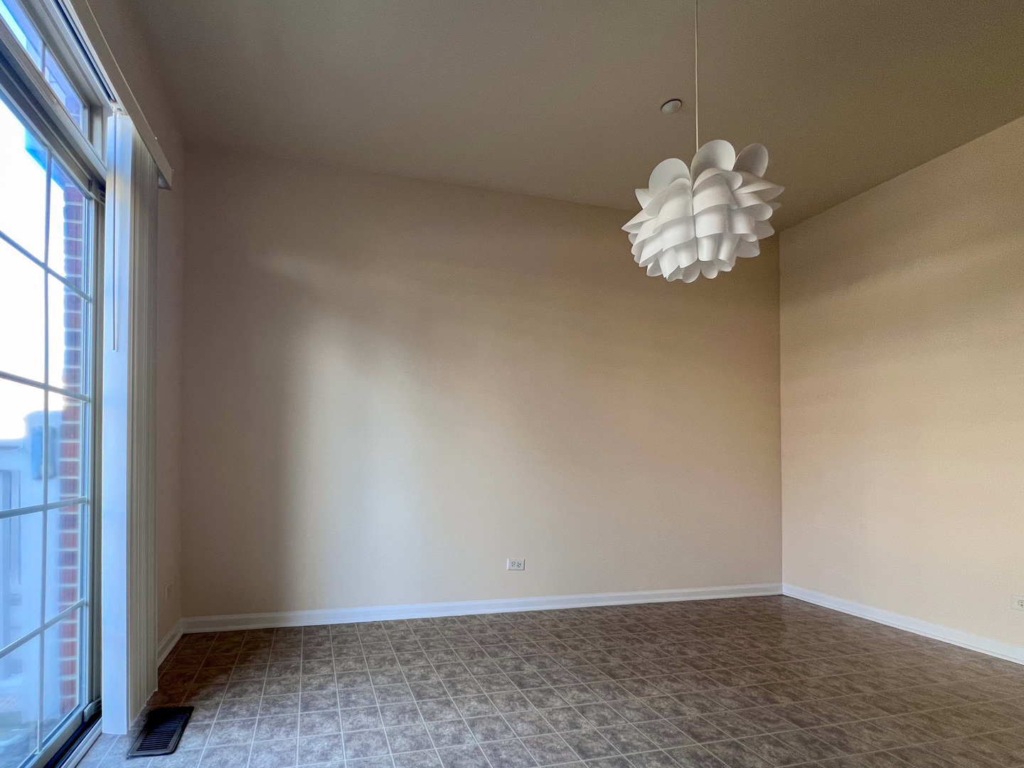 554 Prestwick Lane, Unit 554 Wheeling, IL 60090 - Photo 12 of 30 an empty room with a window