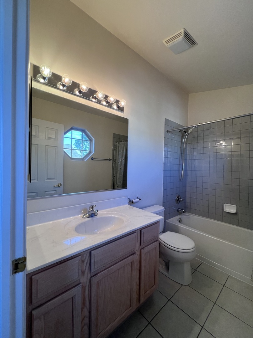554 Prestwick Lane, Unit 554 Wheeling, IL 60090 - Photo 19 of 30 a bathroom with a sink toilet and shower