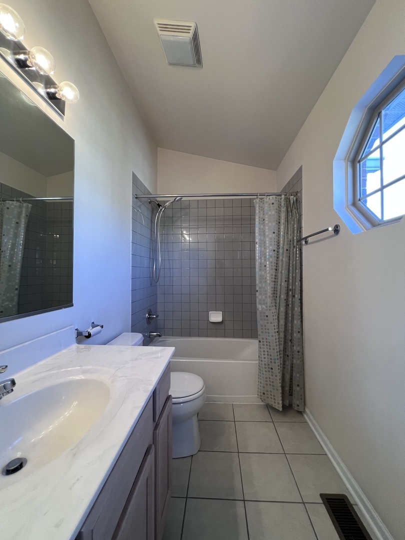554 Prestwick Lane, Unit 554 Wheeling, IL 60090 - Photo 20 of 30 a bathroom with a sink toilet and shower