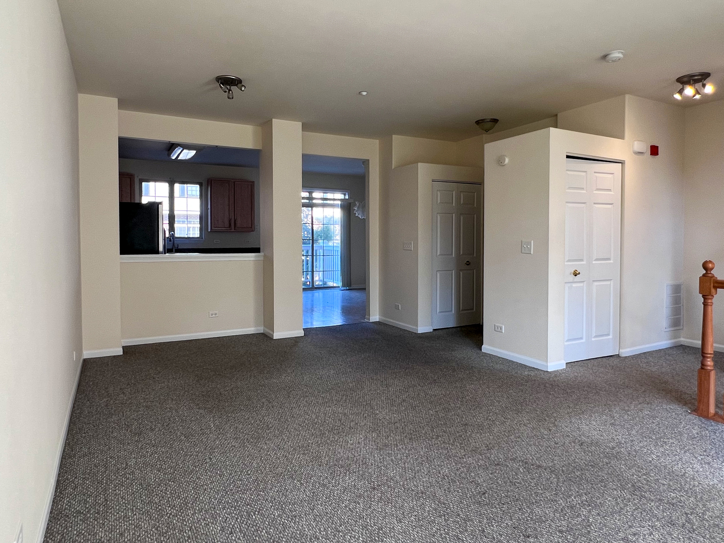 554 Prestwick Lane, Unit 554 Wheeling, IL 60090 - Photo 7 of 30 a view of an empty room with yellow lighting