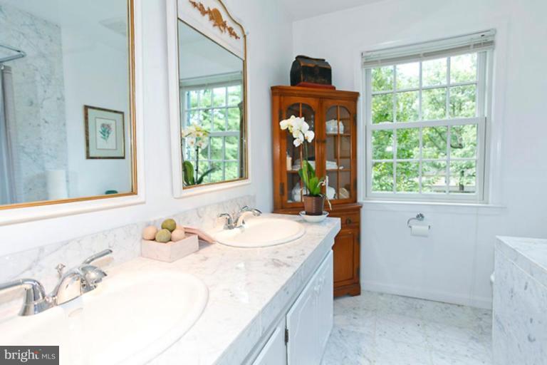 8010 Greentree Road Bethesda, MD 20817 - Photo 7 of 12 Bath #2