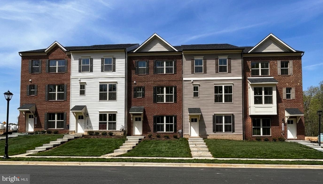 a view of residential houses with a yard