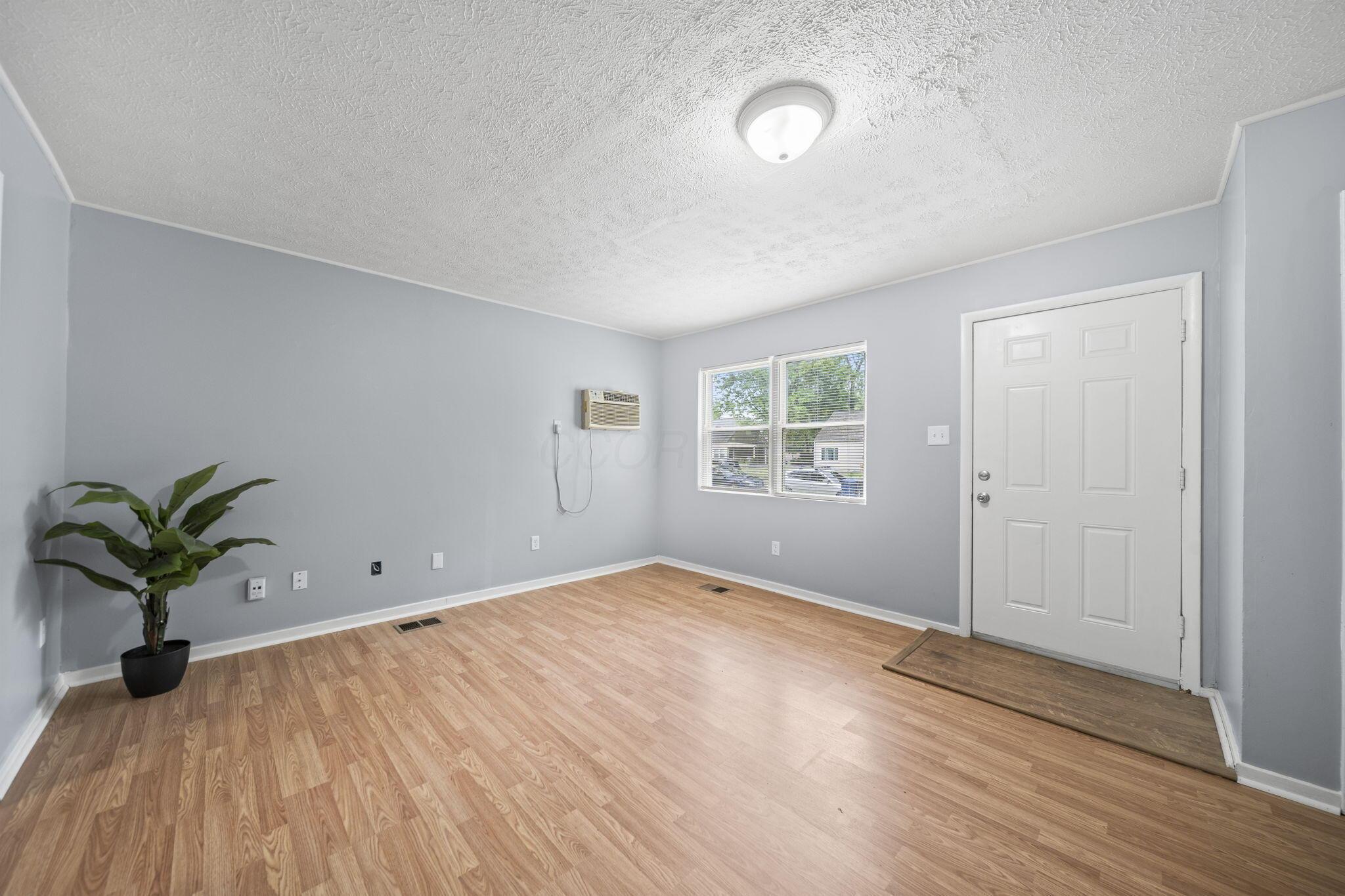 1000 Colgate Road Columbus, OH 43213 - Photo 4 of 22 Livingroom