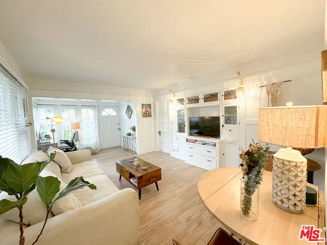 $5,795 | 575 Grand Boulevard, Unit A, Venice, CA 90291