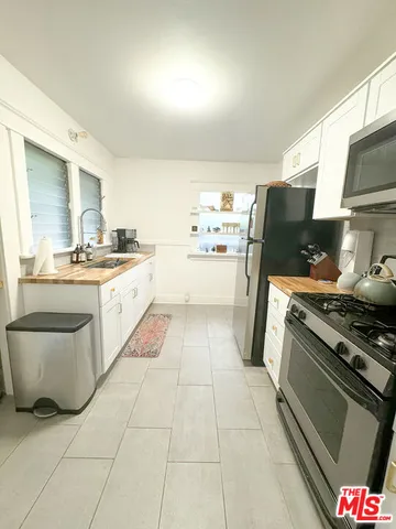 $5,795 | 575 Grand Boulevard, Unit A, Venice, CA 90291