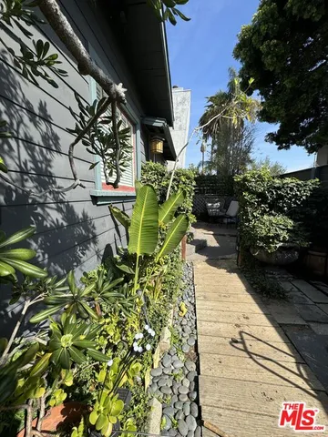 $5,795 | 575 Grand Boulevard, Unit A, Venice, CA 90291