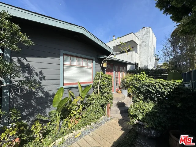 $5,795 | 575 Grand Boulevard, Unit A, Venice, CA 90291