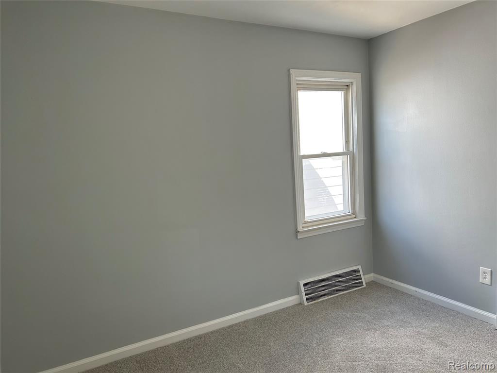 7546 Sterling Street Center Line, MI 48015 - Photo 13 of 29