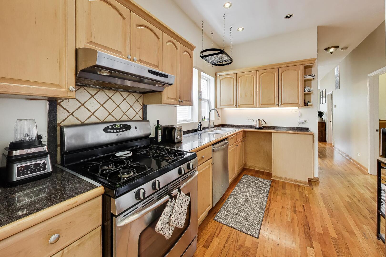 2141 North Point Street, Unit 1F Chicago, IL 60647 - Photo 8 of 30