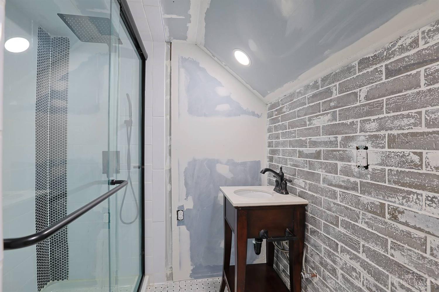 5220 Valley Ridge Road Cincinnati, OH 45247 - Photo 17 of 31 Gallery Image 17