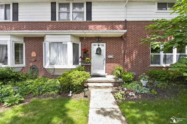 $194,900 | 2604 Rochester Road, Unit 11, Royal Oak, MI 48073