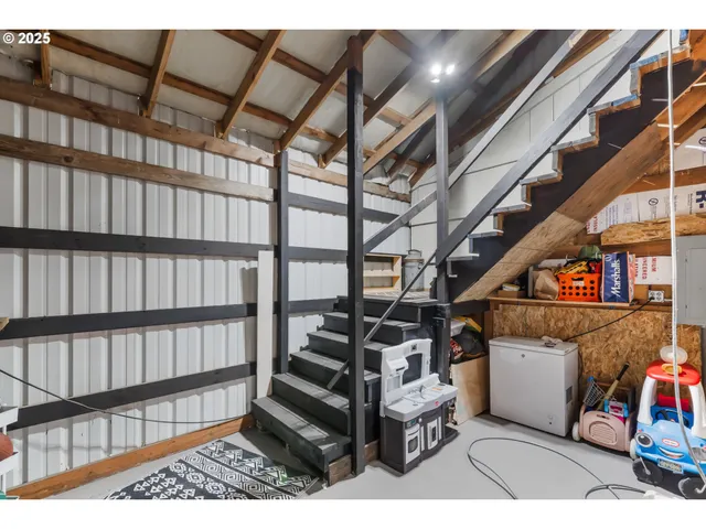 a view of entryway with a book shelf