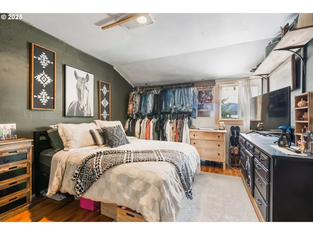 a bed room with a bed window and dresser